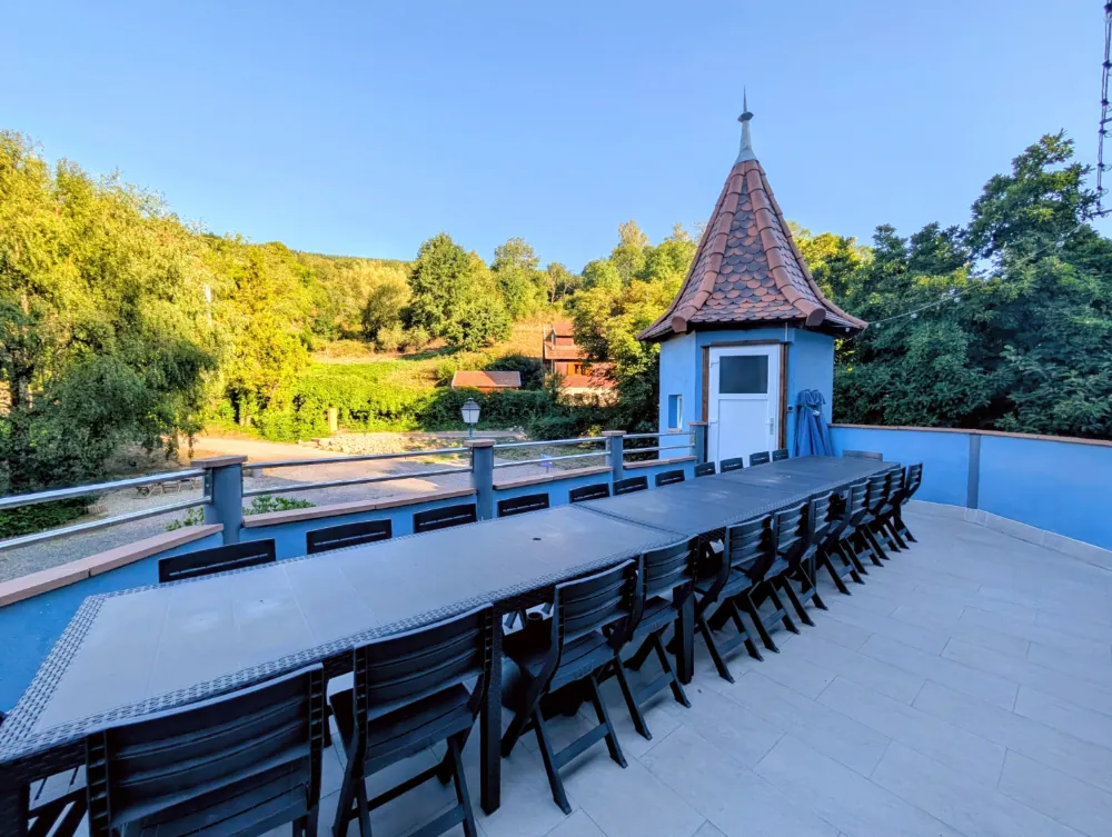 Terrasse panoramique du gîte LE 1880 avec vue sur le village alsacien