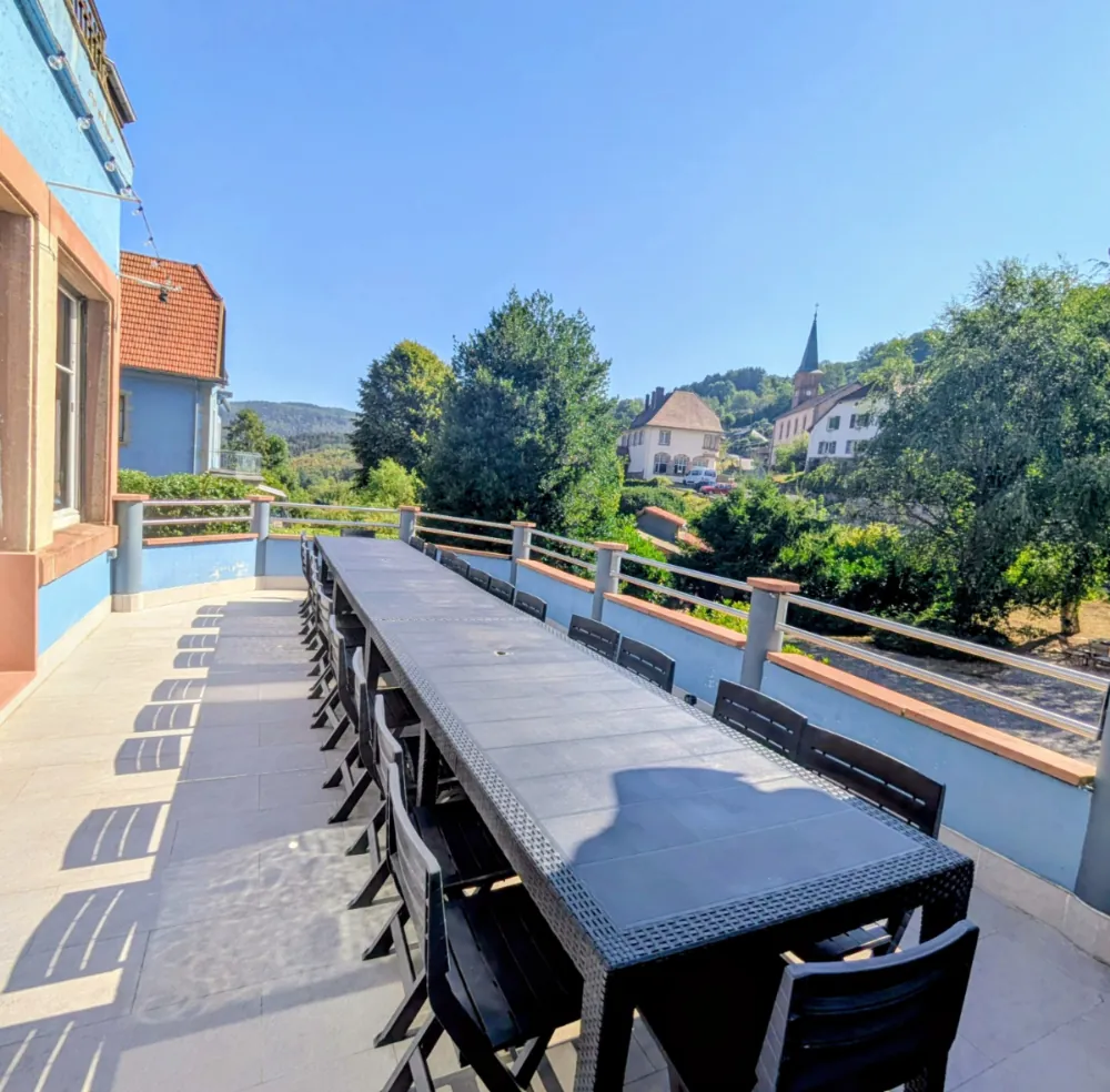 Terrasse du gîte LE 1880 avec vue vers Le Tilleul Bleu
